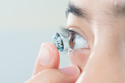 What is the timing of wearing and removing contact lenses?